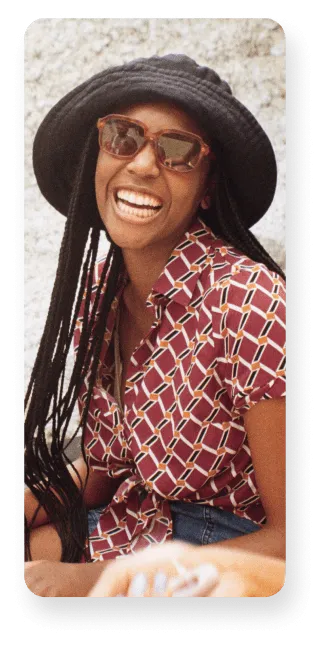 一名開心女性大笑的 WhatsApp 用戶大頭貼照